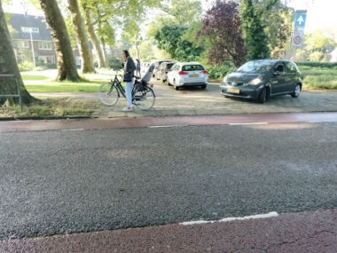 Figuur 5 (L). Het snel afzetten van kinderen nabij de entree van bassischool Oranje-Nassau gaat gepaard met het blokkeren van uitritten en straten.