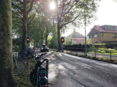 Figuur 6 (R1). Het verkeerslicht voor de entree van de basisschool. De wachttijd voor voetgangers is opvallend.