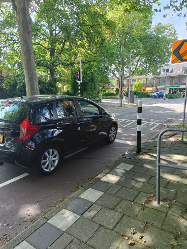 Figuur 1: Krap voor fietsers om op te stellen voor het verkeerslicht en aparte wachtpaal.