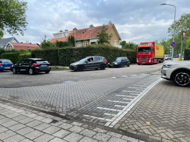 Figuur 10 (O). Bij terugslag vanaf de Schipholweg wordt niet altijd voorrang verleend aan verkeer afkomstig uit de Keplerstraat. Hier is het geringe aantal haaientanden goed waarneembaar.