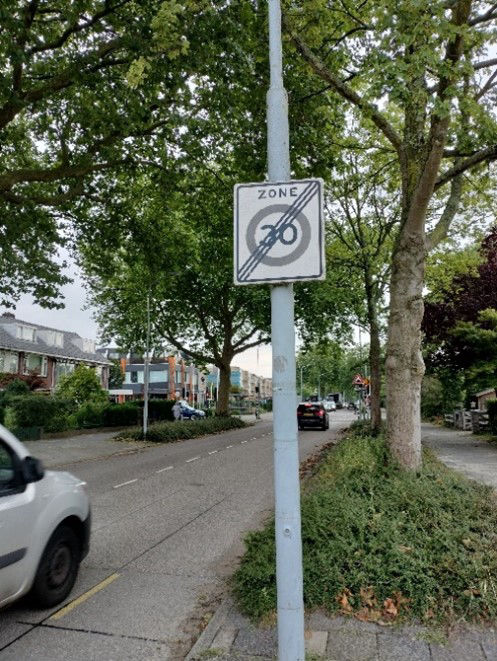 Figuur 12. In de Sloterweg is een 30 km/uur zone aangegeven, zonder visuele kenmerken die hierop duiden.