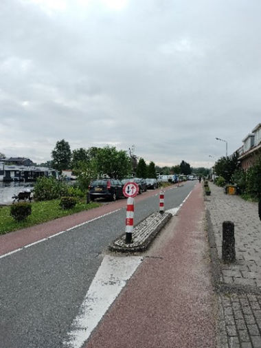 Figuren 14, 15 en 16. Ondanks de aanwezigheid van de chicane, of ter aanvulling, staan er bloembakken om automobilisten te wijzen op de eigen snelheid en de aanwezigheid van kinderen.