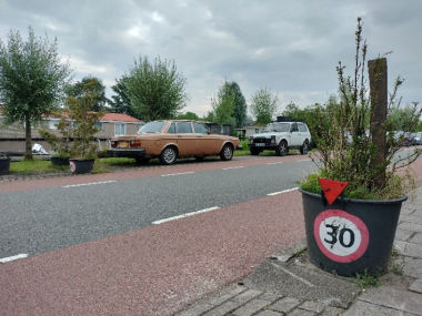 Figuur 15. Ondanks de aanwezigheid van de chicane, of ter aanvulling, staan er bloembakken om automobilisten te wijzen op de eigen snelheid en de aanwezigheid van kinderen.