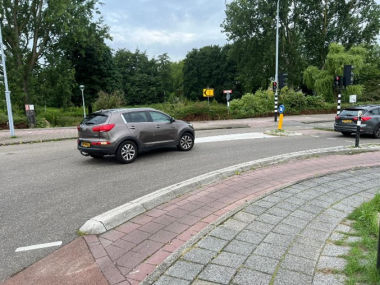 Figuur 18 (R). Bij het nemen van de bocht vanaf Sloten hebben (vracht)auto’s moeite met de draai.