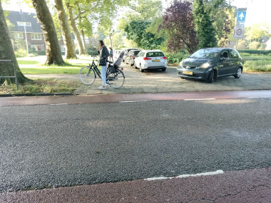 Figuur 5 (L). Het snel afzetten van kinderen nabij de entree van bassischool Oranje-Nassau gaat gepaard met het blokkeren van uitritten en straten.