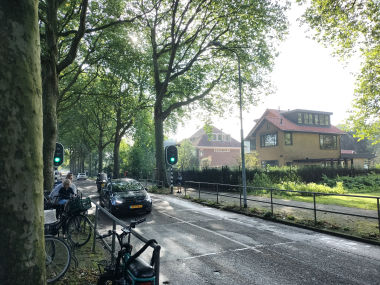 Figuur 6 (R1). Het verkeerslicht voor de entree van de basisschool. De wachttijd voor voetgangers is opvallend.