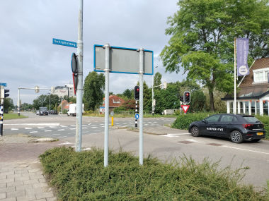 Figuur 8 (L). Kruising Sloterweg – Schipholweg met klein oversteekeilanden.