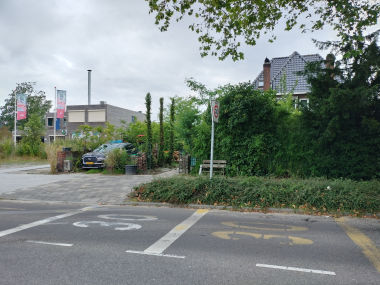 Figuur 11. In de Sloterweg is een 30 km/uur zone aangegeven, zonder visuele kenmerken die hierop duiden.