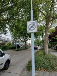 Figuur 12. In de Sloterweg is een 30 km/uur zone aangegeven, zonder visuele kenmerken die hierop duiden.