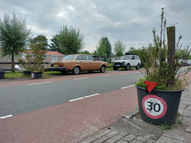 Figuur 15. Ondanks de aanwezigheid van de chicane, of ter aanvulling, staan er bloembakken om automobilisten te wijzen op de eigen snelheid en de aanwezigheid van kinderen.