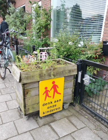 Figuur 16. Ondanks de aanwezigheid van de chicane, of ter aanvulling, staan er bloembakken om automobilisten te wijzen op de eigen snelheid en de aanwezigheid van kinderen.